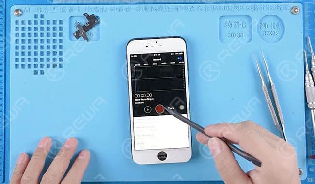 Enter into record mode, the record icon is in nonfunction state. Screen replacing doesn’t help on the stuck issue, we can tell that there is a problem with the audio circuit. Move on to logic board repairing.