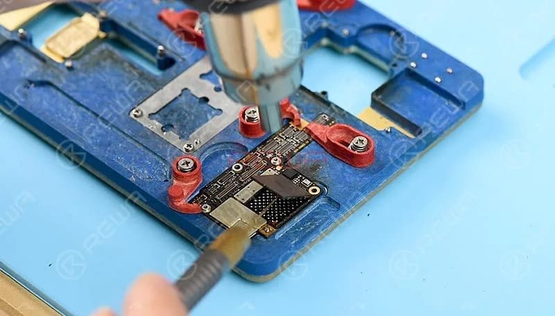 NAND flash chip with a specialized knife