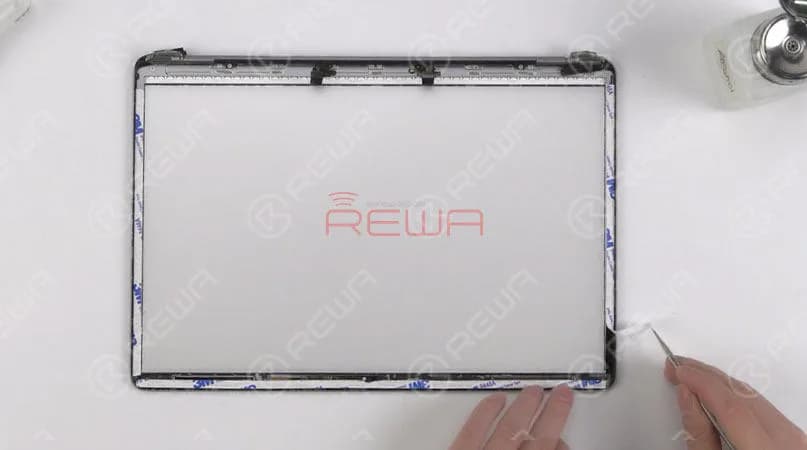 Pegue cinta adhesiva de doble cara en tres lados de la carcasa superior. Primero, rasgue la cinta por el extremo y, a continuación, elimine las manchas de suciedad del papel de la retroiluminación. Arranca la película protectora de la pantalla. Coloca la nueva pantalla en su sitio. Aplique presión para encajar la pantalla con la carcasa superior. Mientras tanto, arranca la capa protectora de la cinta adhesiva de doble cara. Asegúrate de que la pantalla y la carcasa superior encajan perfectamente.