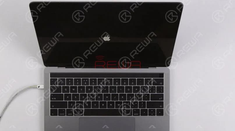 Por último, enchufa el adaptador de CA y enciéndelo. El MacBook se enciende con normalidad. El teclado y el trackpad también funcionan con normalidad. 