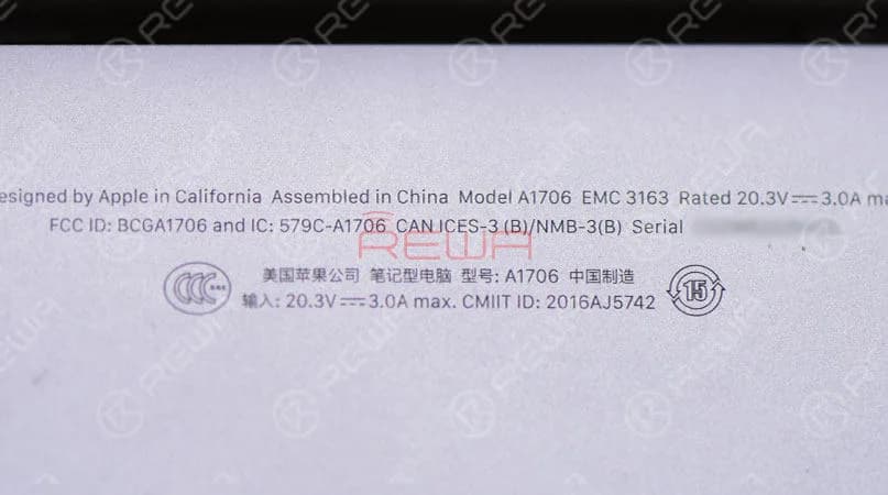 Pulsa el botón de encendido. El MacBook no se enciende. Confirma el modelo y el año de lanzamiento en la carcasa inferior. A continuación, retire la carcasa inferior y desconecte la batería. Retire los tornillos que sujetan el cable flexible de la pantalla y desconecte el cable flexible de la pantalla. 