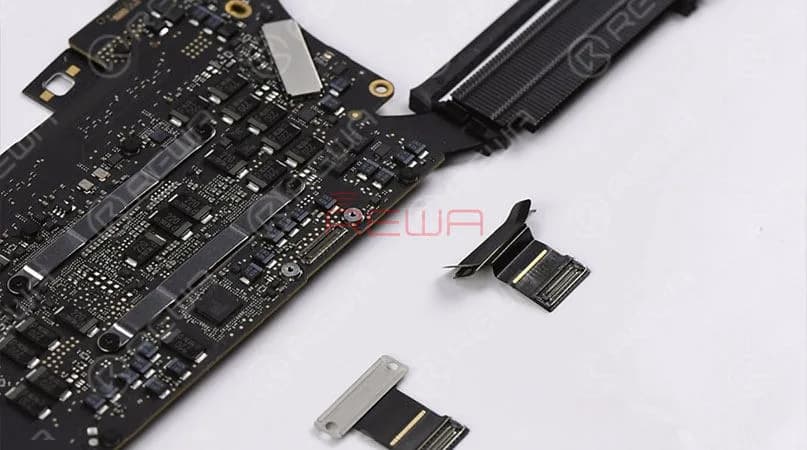 Quite los tornillos que sujetan la placa lógica y sáquela. Quite los tornillos que sujetan el cable flexible de la pantalla y sustitúyalo por un cable flexible de pantalla nuevo. Una vez hecho esto, apriete los tornillos que fijan el cable flexible de la pantalla. Instale la placa lógica y fíjela con tornillos. 