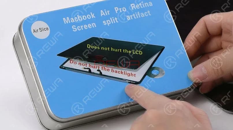 Aquí utilizaremos una herramienta especial para separar la pantalla del MacBook: Air Slice, para separar la pantalla de la carcasa superior. 