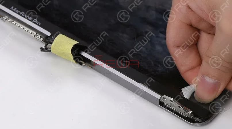 8 piezas de rebanada de separación de pantalla en 4 especificaciones 10 piezas de rebanada de extracción de LOGO en la caja de plástico Saque una pieza de rebanada de extracción de LOGO. Sumerja un poco de alcohol e inserte la rodaja debajo de la tira LOGO. Deslice hacia adelante y hacia atrás para separar la tira LOGO. Continúe retirando los tornillos que sujetan la barra de hierro de la pantalla. Retire después la barra de resorte.