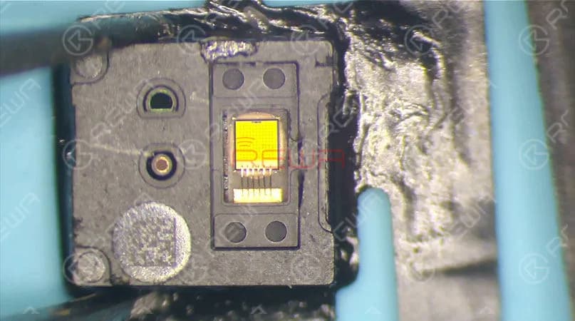  Next, we will disassemble the flood illuminator module and the dot projector and find out the reason why Face ID can be so easily damaged.