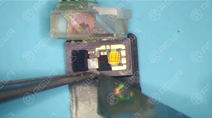 Pry open the crystal, here we can see the complete internal structure of the dot projector.