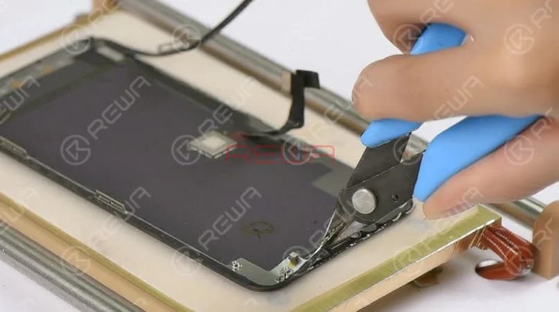Tips: since the front panel sensor assembly flex cable is not connected, the default brightness of the screen is set at the lowest level. Set temperature of the Heat Platform at 100℃. Then put the OLED Screen Assembly on the preheated platform. Press the ‘Start’ button to suck the screen. 1 minute later, remove the front camera and sensor holder. Cut out the top bracket with the Cutting Nipper. Then separate the bezel from the OLED with the Cutting Nipper. 