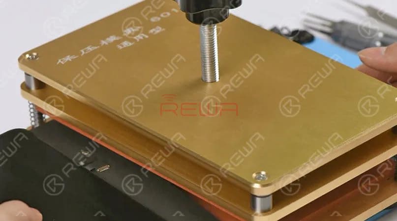 Please be noted the FPC area on the bottom is very fragile. Be careful when operating. Otherwise, you might damage the OLED screen. 