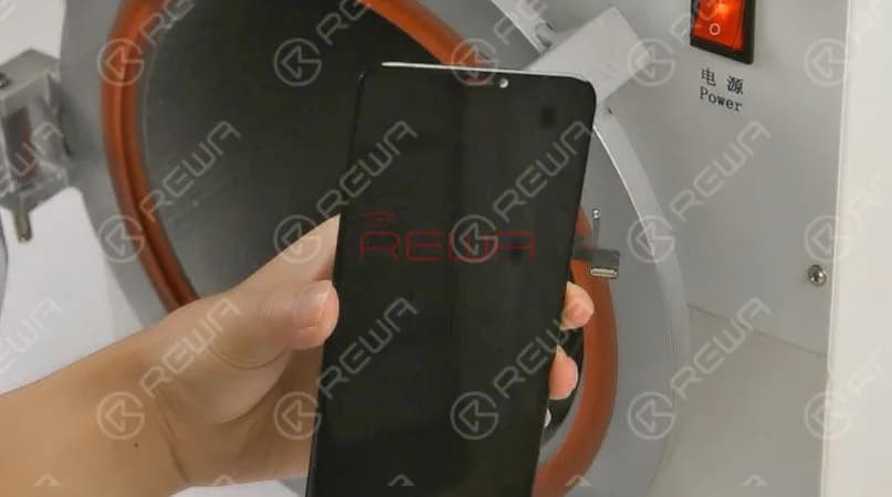 Put the OLED Screen Assembly into Bubble Removing Machine for 10 minutes. Once finished, take out the OLED Screen Assembly. 