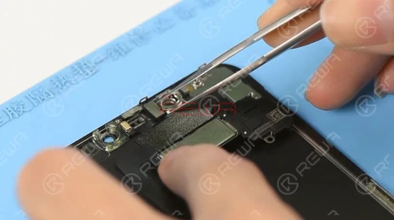 Please be noted that when testing iPhone 11 Pro Max’s screen, the default brightness of the screen is set at the lowest level. To adjust brightness of the screen during the testing, we need to get the front panel sensor assembly flex cable connected. Disconnect the front panel sensor assembly flex cable and remove the OLED screen assembly. Then remove the front panel sensor assembly flex cable. 