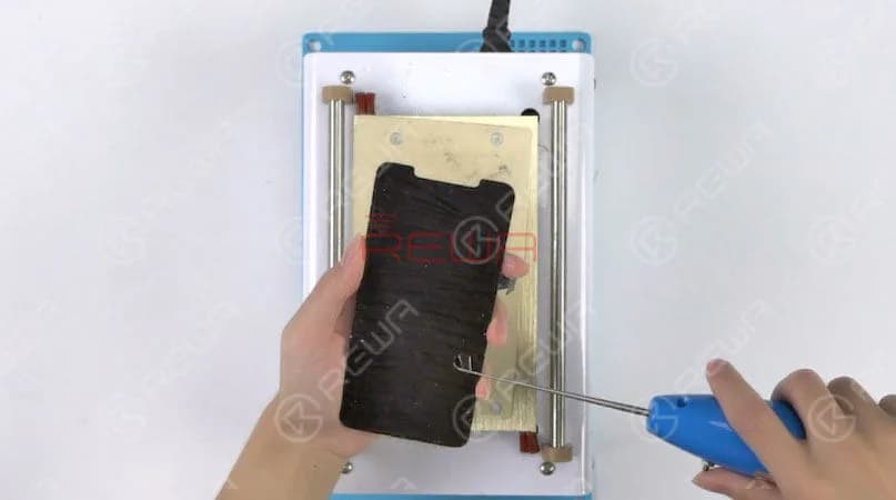 Put the OLED screen upside down on the Heat Platform for 3 minutes. Make an incision with the Electric Glue Removing Device. Then continue to tear off the OCA Glue with one hand. Also, be careful with force applied. This is to avoid damaging the OLED screen. Once done, test the OLED Screen. All going well. 