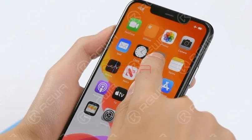 The first thing we do is to test the screen. Test the display, touch functionality and Haptic Touch of the screen. All going well. 