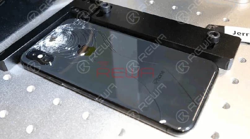 Pero resulta que hay máquinas diseñadas específicamente para quitar el cristal trasero de los teléfonos con láser. Nelson utiliza una máquina $2,041 de REWA. Hay varias máquinas de este tipo en el mercado, pero todas funcionan básicamente de la misma manera: un rayo de alta potencia es capaz de quemar literalmente el adhesivo bajo el panel trasero, siendo lo suficientemente preciso como para no dañar otros componentes. El proceso también quema el colorante de debajo del cristal, pero tiene un aspecto impresionante. 