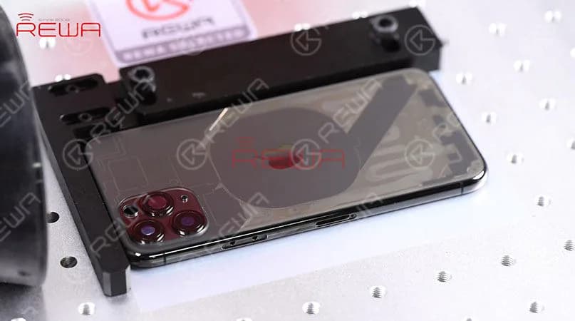 Nachdem Sie die Zeichnung des iPhone 11 Pro geladen haben, stellen Sie den Laserlicht-Scanbereich auf der Rückseite des Glases ein. Sobald Sie fertig sind, stellen Sie die Parameter ein und klicken Sie auf "Markieren", um die Glasrückseite mit dem Laserlicht zu scannen. Das Rückglas wird nach dem Laserscan transparent. 