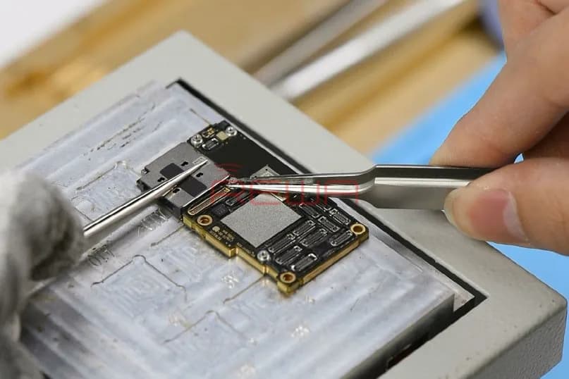 iPhone 11 Pro Motherboard Separation