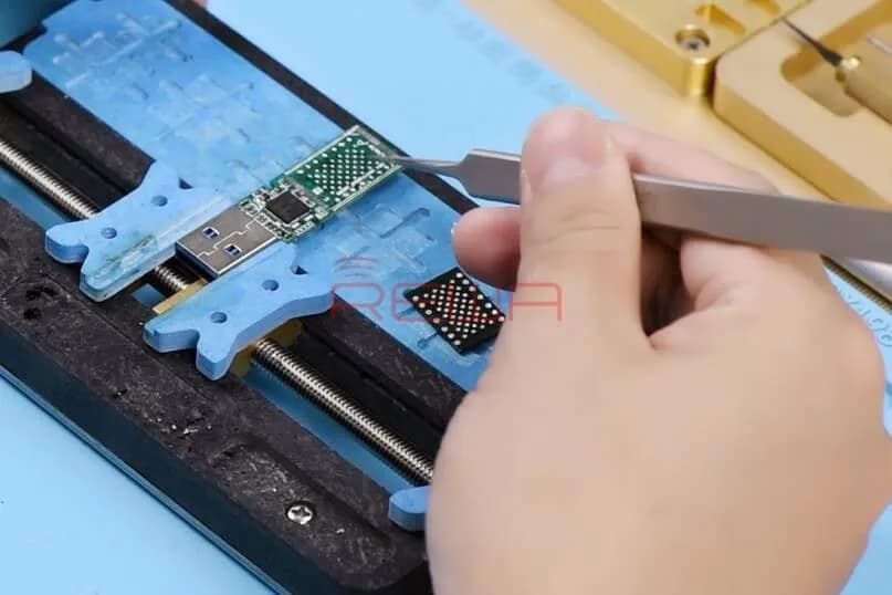 Broken iPhone REVIVE – Turn A NAND Flash Chip Into A USB Flash Drive