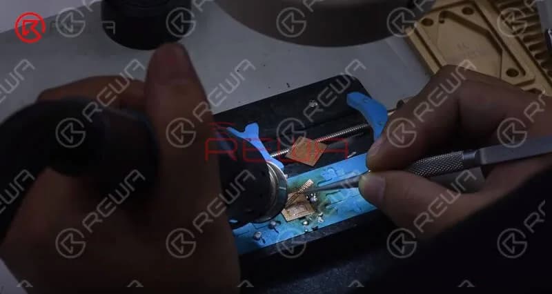 Applicare della pasta saldante a media temperatura sul pad di bonding della CPU. Pulire il pad di bonding con un saldatore a 365℃. Quindi scaldare con la pistola ad aria calda elicoidale QUICK 861D a 300℃, flusso d'aria 30 e rimuovere l'adesivo nero sul pad di bonding con una lama specializzata. Successivamente, pulire il pad di bonding con una treccia dissaldante.
