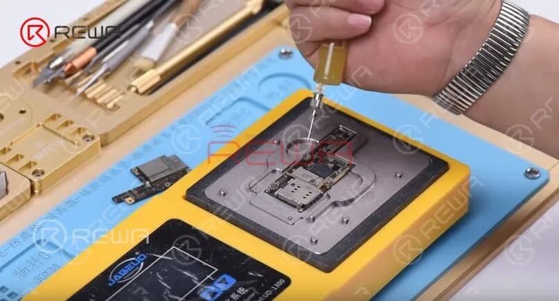 Continuare ad applicare un po' di flussante in pasta BGA sul PCB del terzo spazio. Mettere in posizione lo strato superiore. Accendere l'interruttore di alimentazione della piastra riscaldante. Con lo strato superiore che affonda e il flussante in pasta che scorre, continuare a riscaldare per 1 minuto.