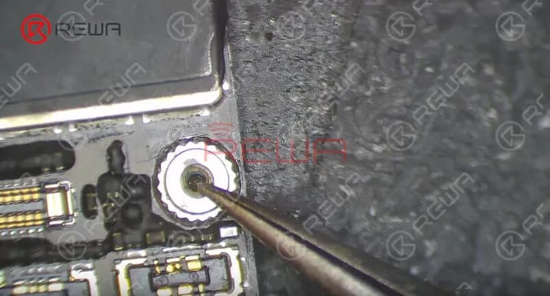 Applicare del flussante in pasta sull'IC di ricarica. Scaldare con la pistola ad aria calda QUICK 861D a spirale a 380℃, flusso d'aria 45 per rimuovere l'IC di ricarica. Pulire in seguito il pad di saldatura. Si può vedere che anche il PCB è stato gravemente danneggiato. C'è un grande foro nello strato superiore.