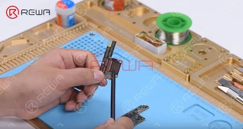 Lo strato superiore è stato gravemente danneggiato e non può più essere riparato. Dobbiamo trapiantare la CPU, l'EEPROM e la NAND sullo strato superiore su un nuovo strato superiore. Qui consigliamo di utilizzare uno strato superiore specializzato con CPU, EEPROM e NAND precedentemente rimossi.