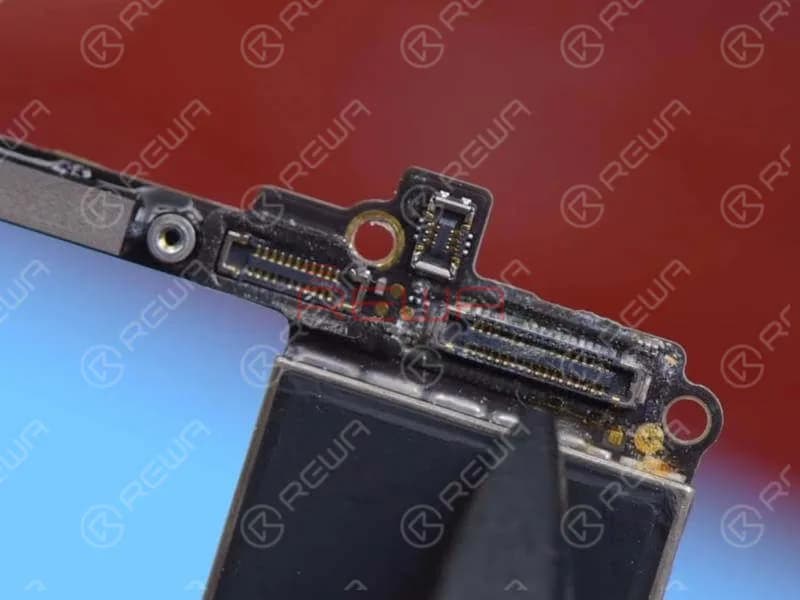When handling a single logic board issue, the first thing we do is always to check the logic board carefully. We can see that the logic board bears obvious signs of water damage and mouldy connectors. It is also seriously corroded.