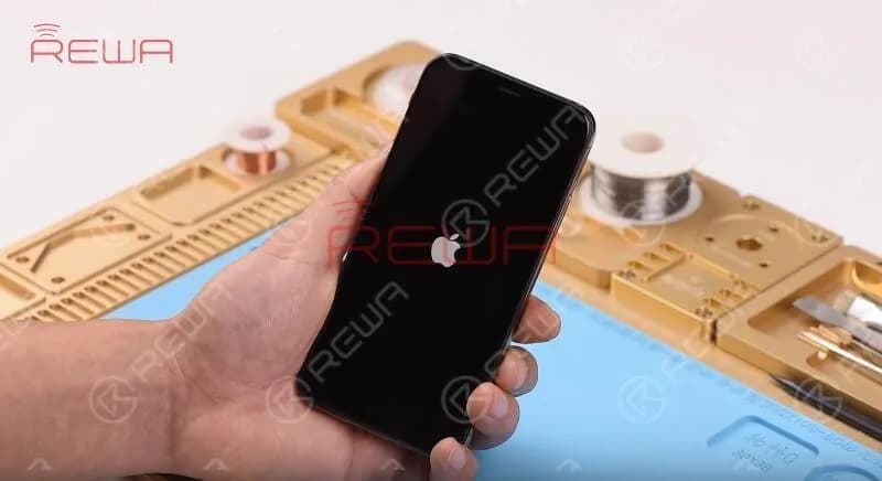 Now we can assemble the phone and test. Hold the power button to turn on the phone. The phone turns on normally.
