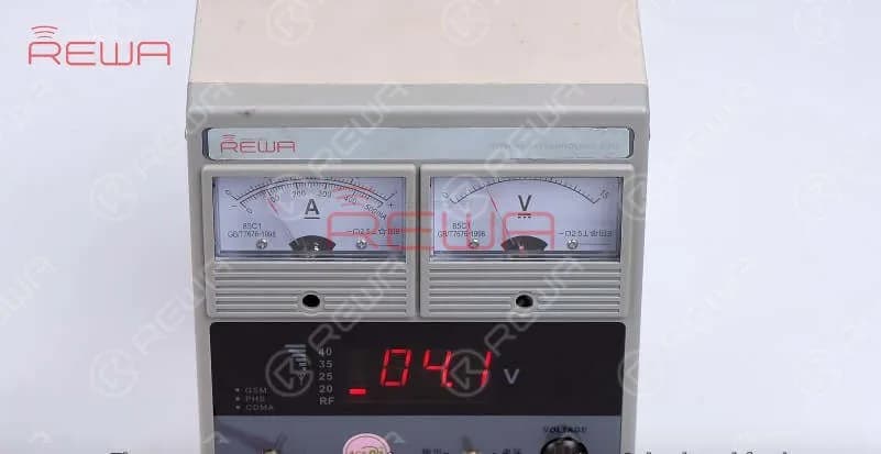 The current pointer moves from 0 to 100mA, then 0, back and forth. Judging by this, the upper layer or the third space PCB has malfunctioned. We need to separate the motherboard for further measurement