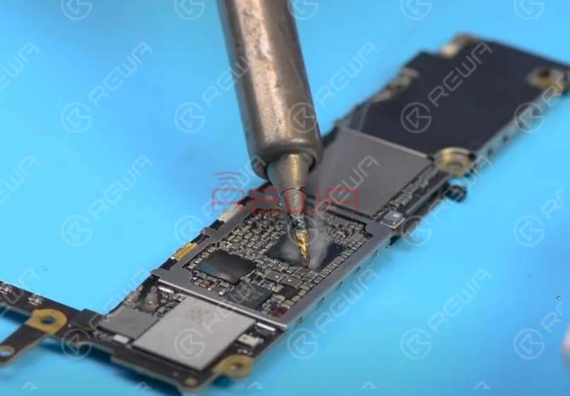  Use Soldering Iron to smoke rosin on components of the burning area. Make sure all associated components are covered with white smoke.