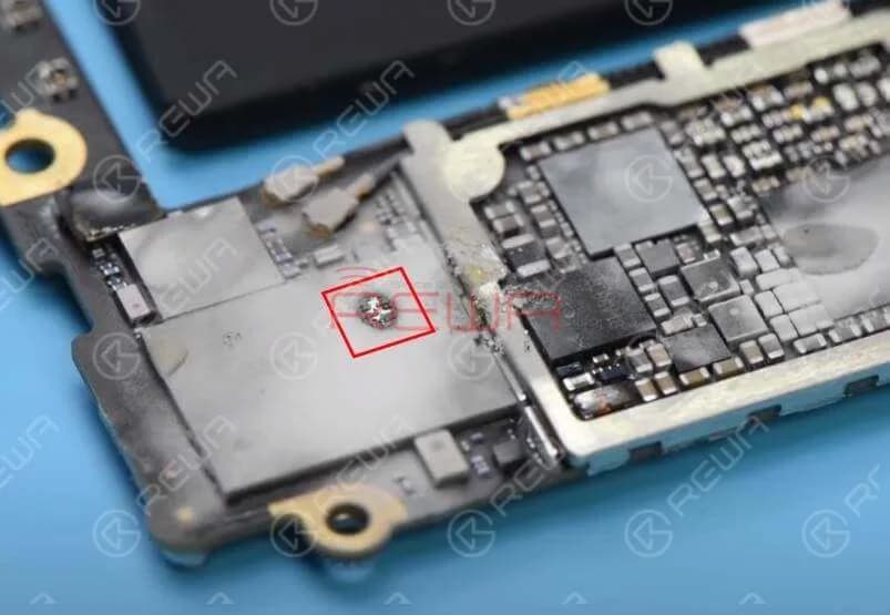 Since the phone keeps restarting as powered on with power button, we can turn on the phone by battery triggering.15s later, rosin on the WiFi module starts to melt. We can confirm the fault component as WiFi module.