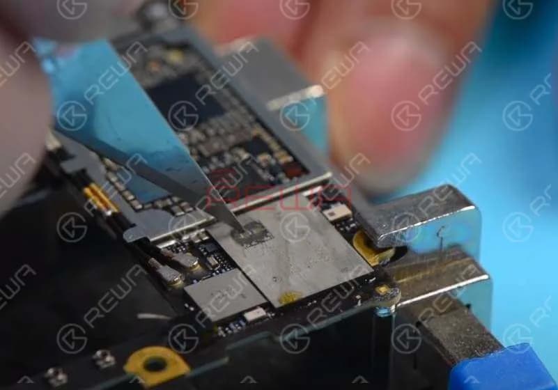 Confirm the rosin melted position on surface of the WiFi module at first. Then scrape off the specific surface and heat with Hot Air Gun at 330℃ for 5s. Pry up the capacitors with sculpture knife.