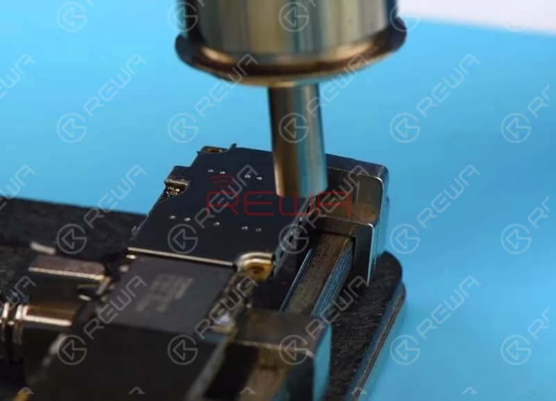 Let’s begin with measurement of RF circuit power supply voltage.Disassemble the phone and take out the SIM card, then logic board. Attach the logic board to PCB Holder. Take down the shield plate with Hot Air Gun first.