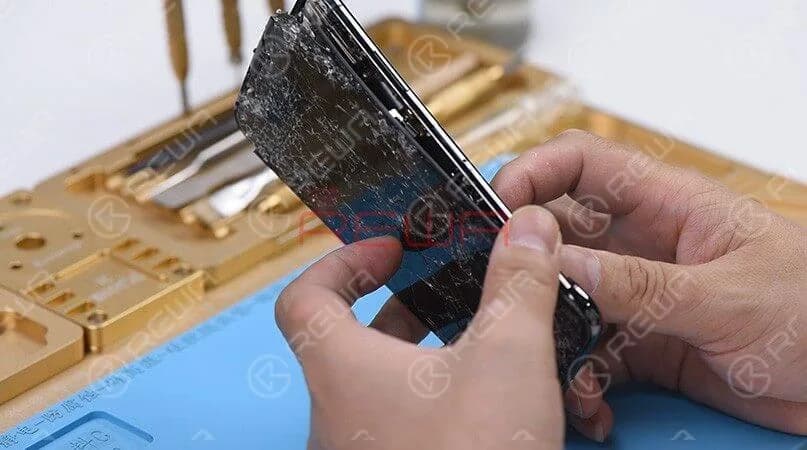 We can see that the phone has been severely damaged. The screen is shattered and the back glass is broken, the midframe is also deformed. 