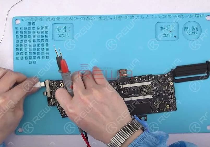 Plug in AC adapter and measure the voltage of D6905 Pin 3. The measured voltage value is 19V7, which is normal. Then measure the voltage of L6995. The measured voltage value is 3V4, which is normal. Measure the voltage of L7030. The measured voltage value is 13V, which is normal.