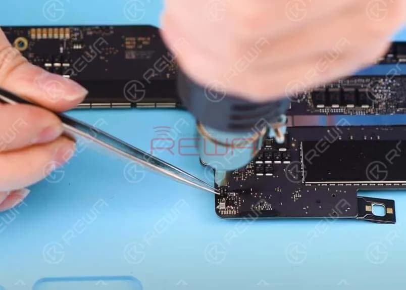 Let’s detach D6905 first. Apply some BGA Paste Flux and detach D6905 with Hot Air Gun at 430℃. 