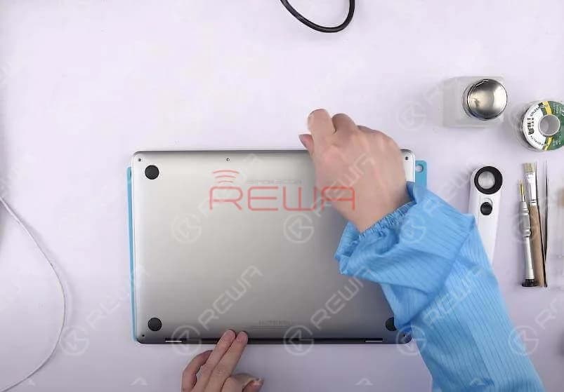 Press power button, and the MacBook won’t turn on. Confirm the serial number on the lower case first. Pop free the clips securing the lower case to the chassis. Pull the lower case away from the hinge area to separate. Then remove the lower case.
