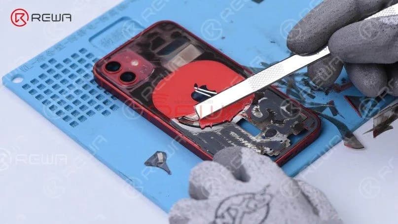 When breaking the wireless charging area, you can see that the magnets are glued to the glass. Hence the back glass fix solution of iPhone 11 is not suitable for iPhone 12.