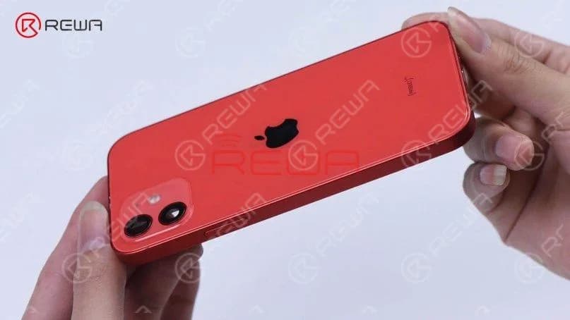 The adhesive has set after 10 minutes. Take the back cover out. Check if the gap is too large, if there is adhesive overflow, and if the fit is smooth.