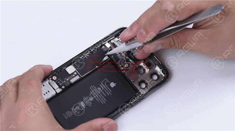 Next, let’s go for the upper antenna flex cable. Pry it up and we can see that this flex integrates a wireless charging coil, power button, volume button, and mute button.For your information, this flex cable is glued by the motherboard sticker. To remove it, we need to tear up the sticker.