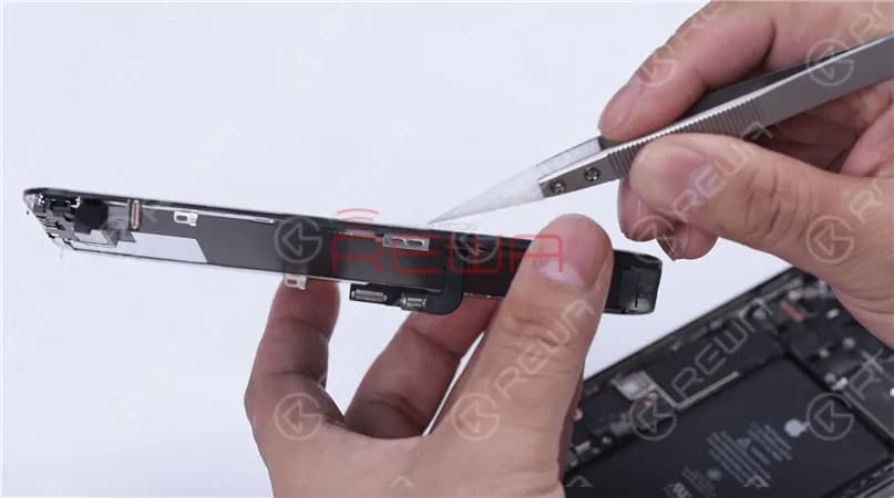 The iPhone 12 Pro’s glass lens and bezel on the display assembly have been changed compared to its predecessors.To put it specifically, the display bezel is placed under the glass lens instead of surrounding it.
