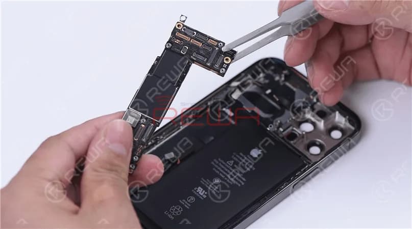 Let’s remove the motherboard. The motherboard is double-stacked but the middle layer utilizes the medium – temperature tin welding instead of low – temperature tin. Undoubtedly, it increases the difficulty for motherboard repair.