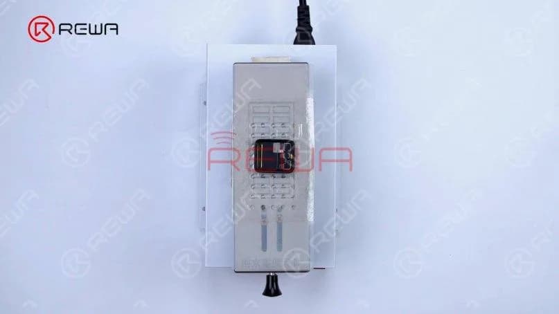 Next, we need to pry up the connector of the touch flex cable. Put the screen on the Heating Platform at 120℃ for 30 seconds. After heating, peel off the tape with tweezers and pry up the connector.