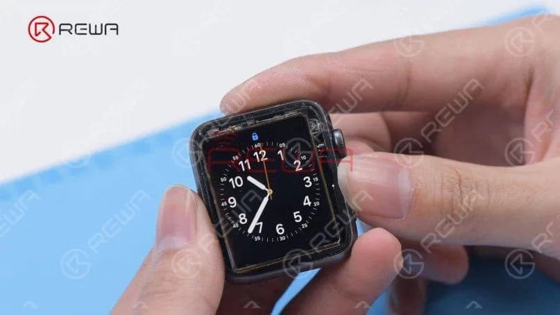Install the OLED to test. Since the touch panel has been separated, we only need to test the display function. The display function is normal. Clean the OLED completely with N-hexane.