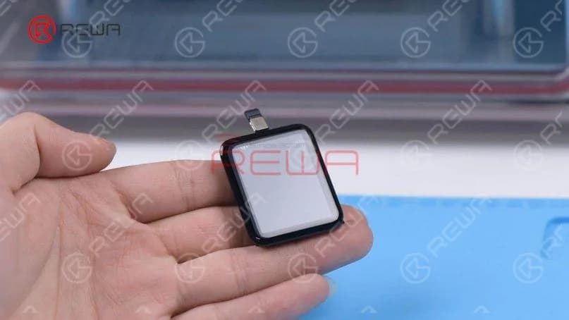 Take the screen out and there are still bubbles on the screen. Put the screen back into the Bubble Removing Machine for ten minutes and the bubbles are gone.