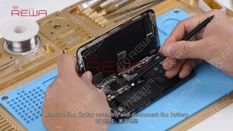 Entfernen Sie die Display-Baugruppe, trennen Sie den Akku ab und nehmen Sie die Hauptplatine heraus.