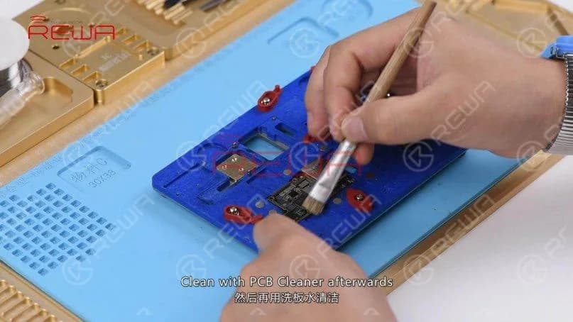Reinigen mit PCB Cleaner