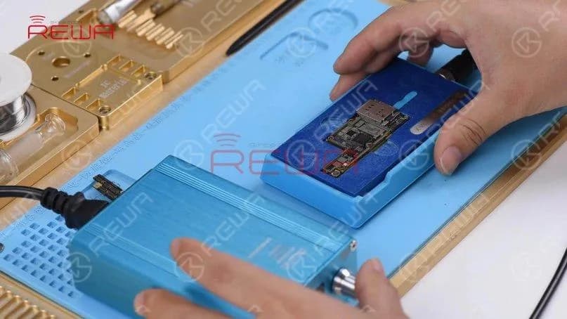 Legen Sie nun die untere Schicht auf die Heizplattform. Schalten Sie die Heizplattform ein und stellen Sie die Temperatur auf 150℃. Während die Lötpaste schmilzt, beginnen sich die Lötkugeln zu formen. Schalten Sie die Heizplattform aus und warten Sie, bis die untere Schicht 10 Minuten lang abgekühlt ist.