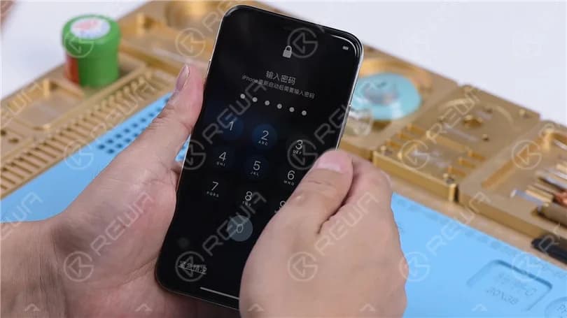 El iPhone X se bloquea después de introducir la contraseña.