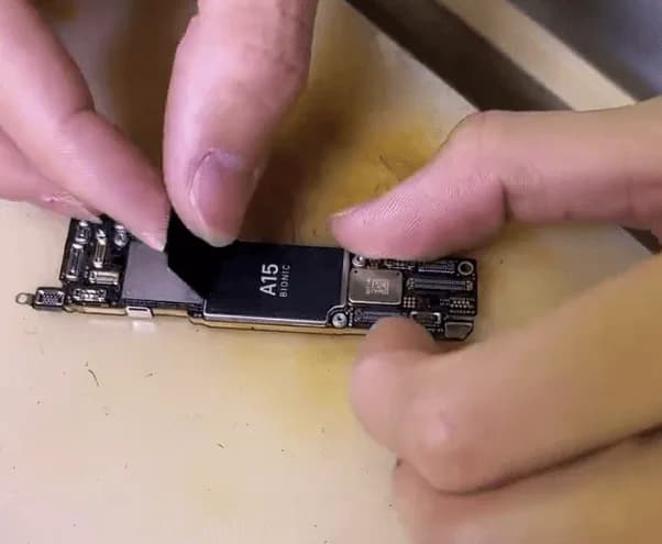 iphone 13 schwarze Schutzfolie entfernen