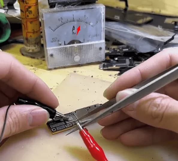 Hauptplatine mit Gleichstromversorgung prüfen