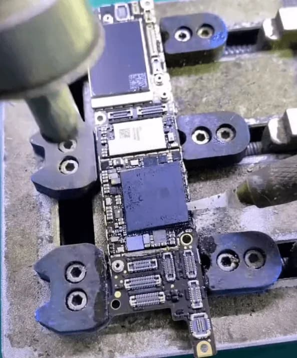 Retirar la cubierta protectora de la placa base del iPhone.